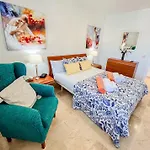アパート Spacious Two Bedroom In Centre
