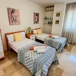 Spacious Two Bedroom In Centre アパート *