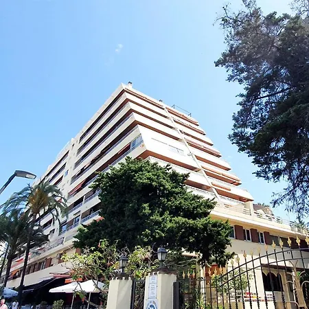 Spacious Two Bedroom In Centre *