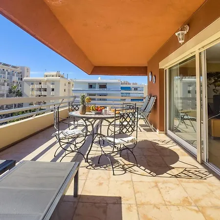 Spacious Two Bedroom In Centre