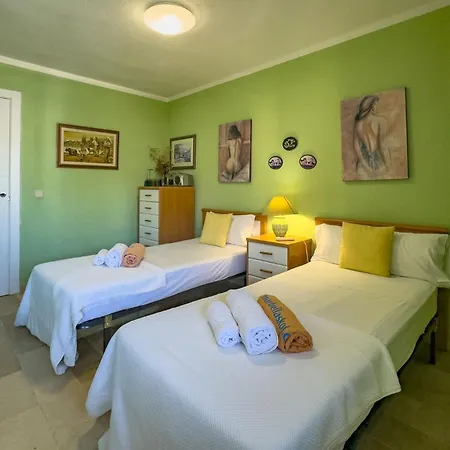 Spacious Two Bedroom In Centre 마르베야