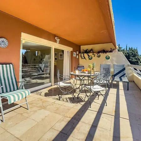 Spacious Two Bedroom In Centre Apartament