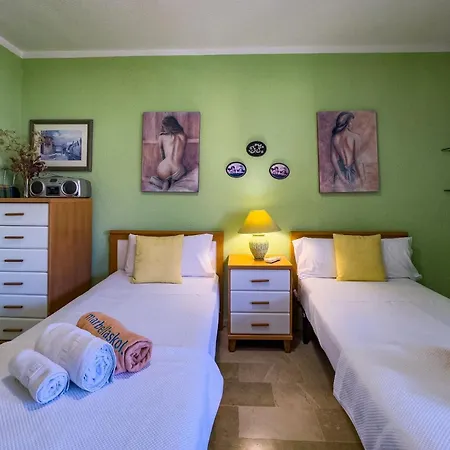 Spacious Two Bedroom In Centre Apartman *