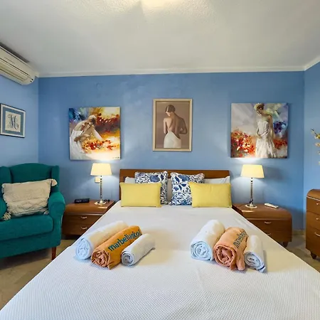 Spacious Two Bedroom In Centre 마르베야