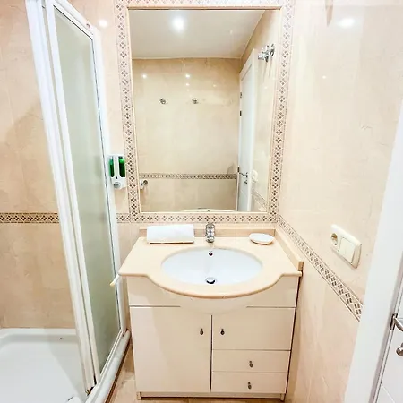 Апартаменты Spacious Two Bedroom In Centre *