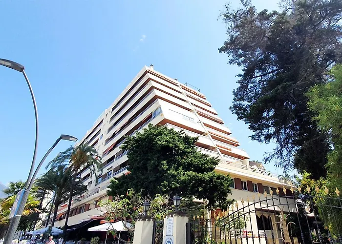 Spacious Two Bedroom In Centre *