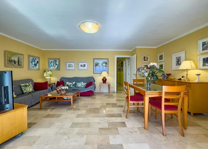 Spacious Two Bedroom In Centre