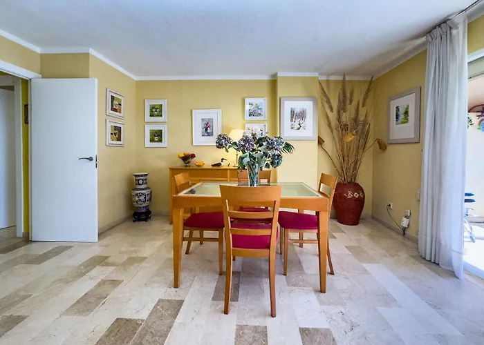 Spacious Two Bedroom In Centre *