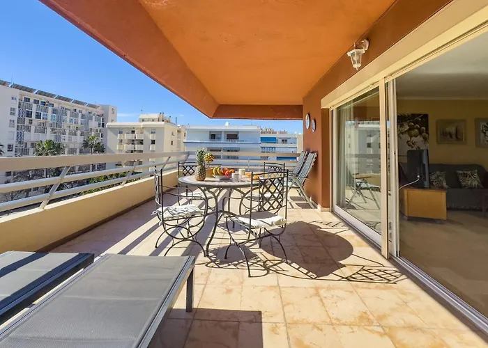 Spacious Two Bedroom In Centre