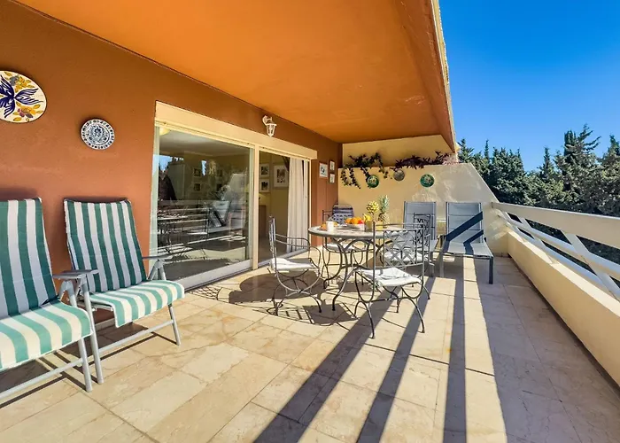 Spacious Two Bedroom In Centre Apartament