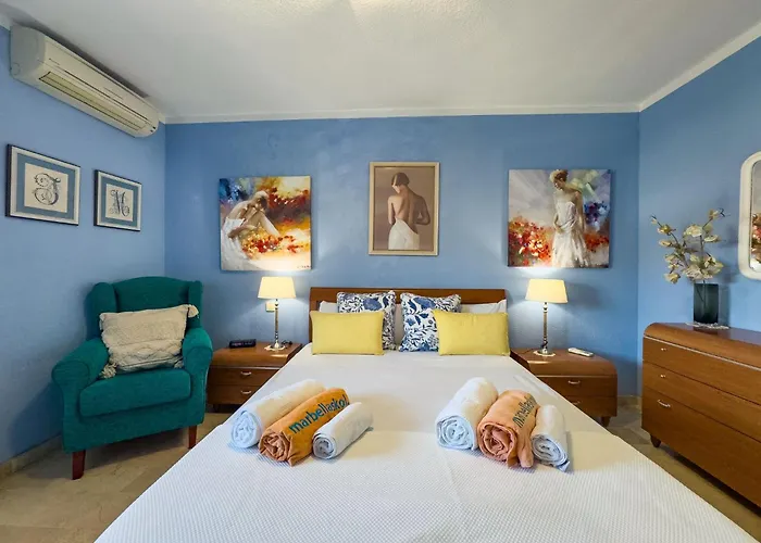 Spacious Two Bedroom In Centre Marbella