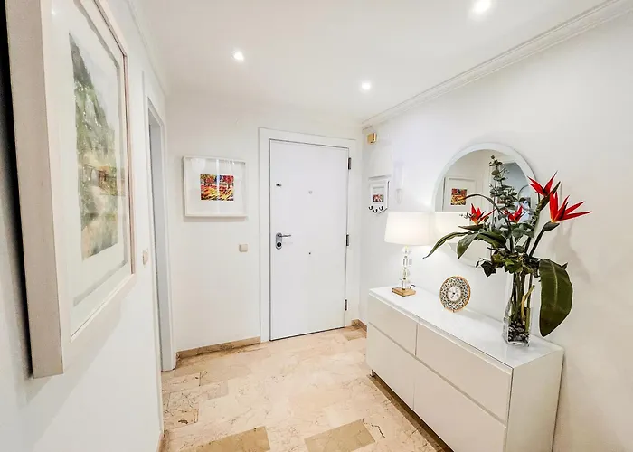 Апартаменты Spacious Two Bedroom In Centre *