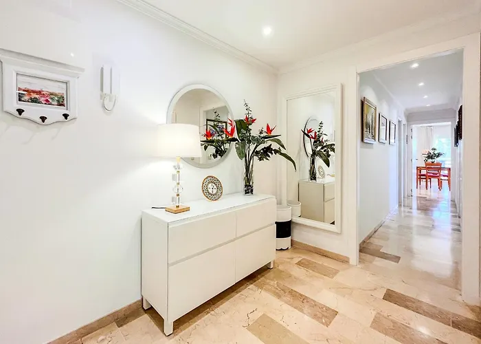 Spacious Two Bedroom In Centre アパート
