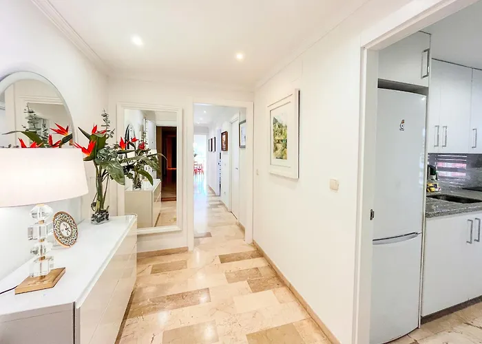 Spacious Two Bedroom In Centre アパート マルベーリャ