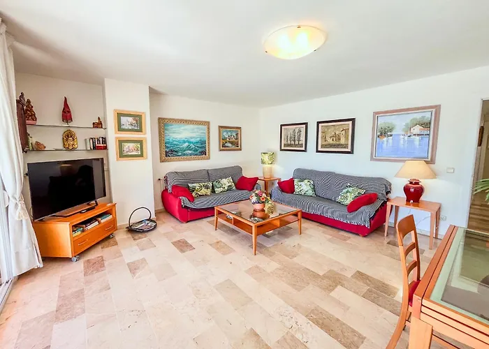 Spacious Two Bedroom In Centre アパート *