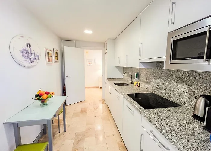 Spacious Two Bedroom In Centre アパート
