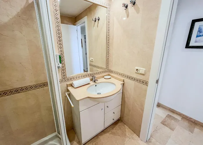 アパート Spacious Two Bedroom In Centre