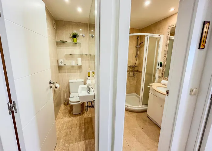 Spacious Two Bedroom In Centre アパート *