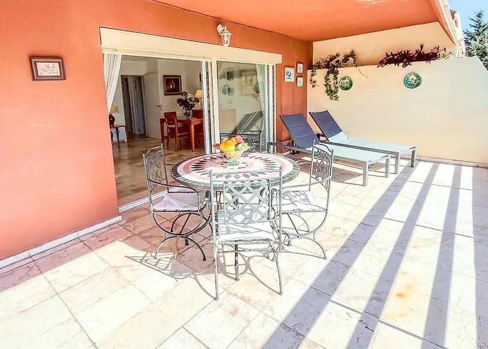 Spacious Two Bedroom In Centre アパート マルベーリャ