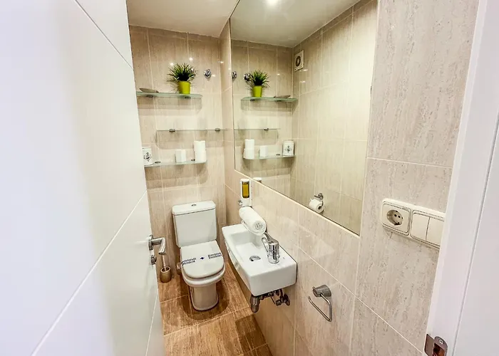 アパート Spacious Two Bedroom In Centre