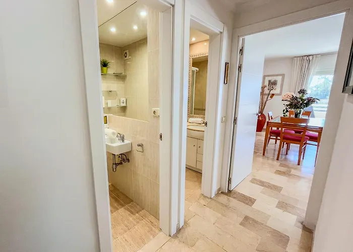 Spacious Two Bedroom In Centre アパート マルベーリャ