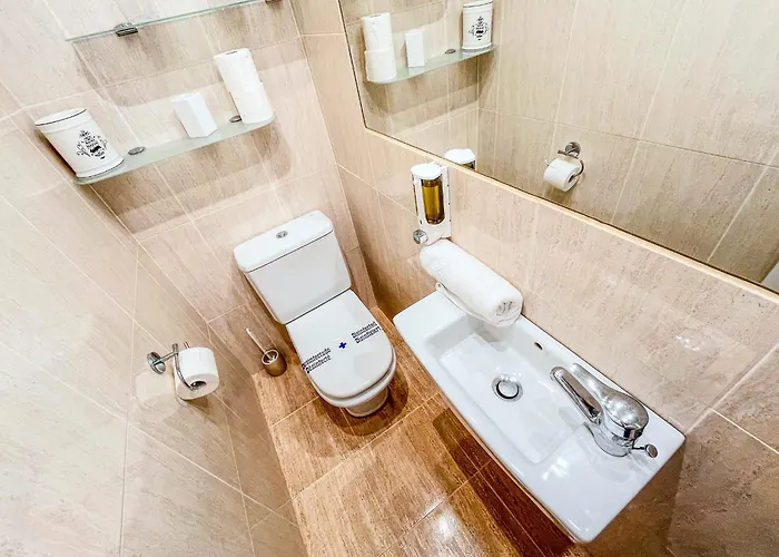 Spacious Two Bedroom In Centre *