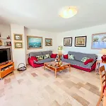 Spacious Two Bedroom In Centre 公寓 *