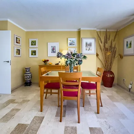 Spacious Two Bedroom In Centre *