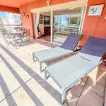 Spacious Two Bedroom In Centre *