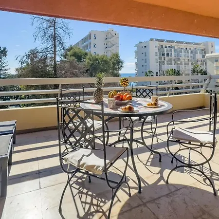 Spacious Two Bedroom In Centre Апартаменты