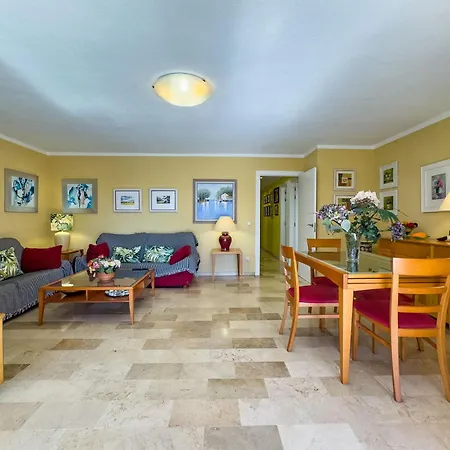 Spacious Two Bedroom In Centre