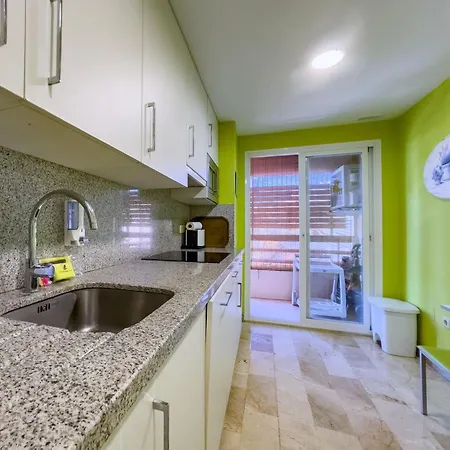 Апартаменты Spacious Two Bedroom In Centre *