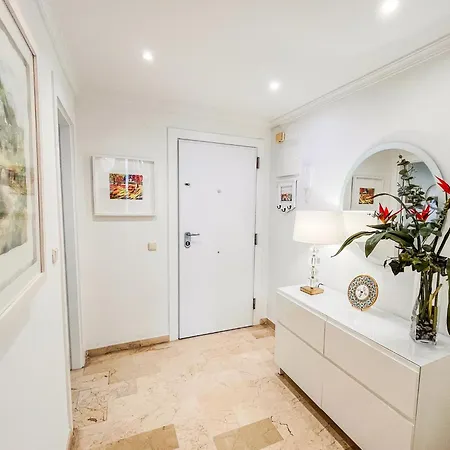 Apartment Spacious Two Bedroom In Centre *