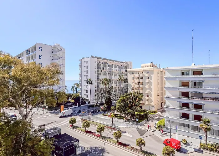 Spacious Two Bedroom In Centre Apartment *