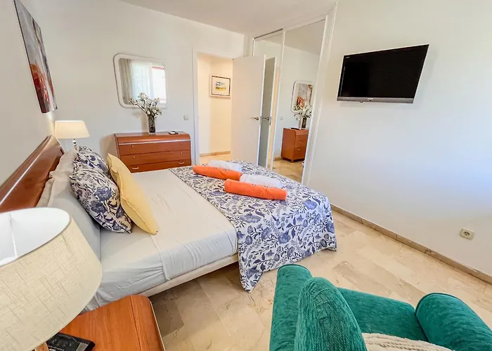 Spacious Two Bedroom In Centre *