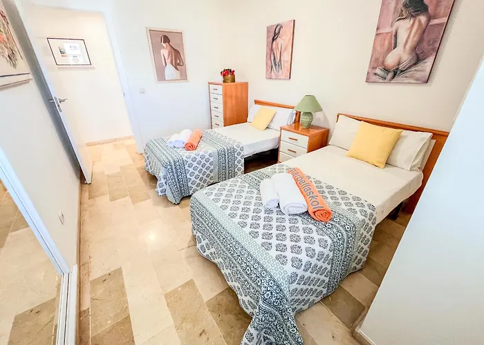 Apartment Spacious Two Bedroom In Centre *