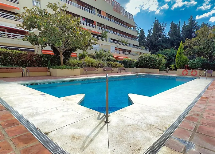 Spacious Two Bedroom In Centre *